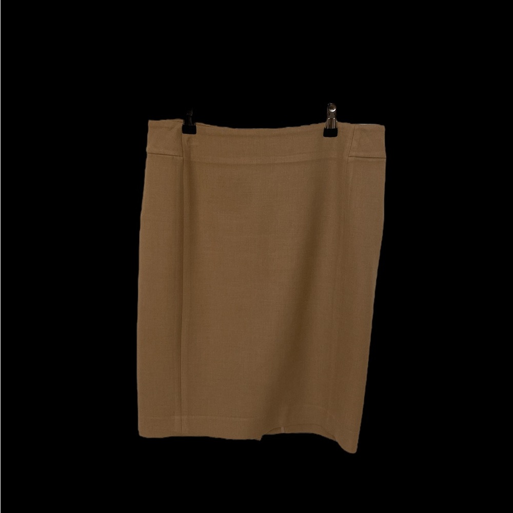 LOFT skirt. Size 8. Like new. Zips down the back.